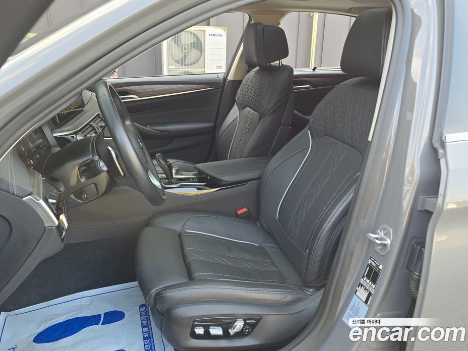 BMW 5-Series (G30) фото 8