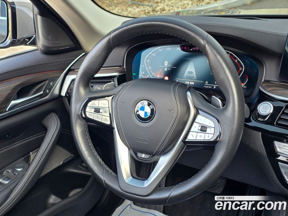 BMW 5-Series (G30) фото 10