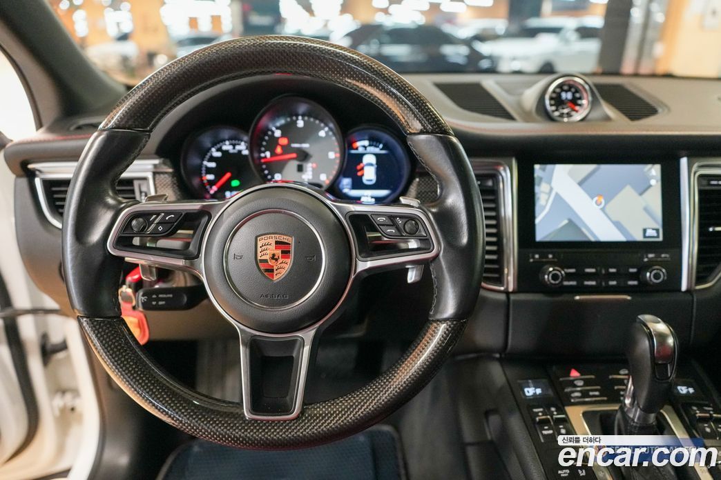 Porsche Macan фото 10
