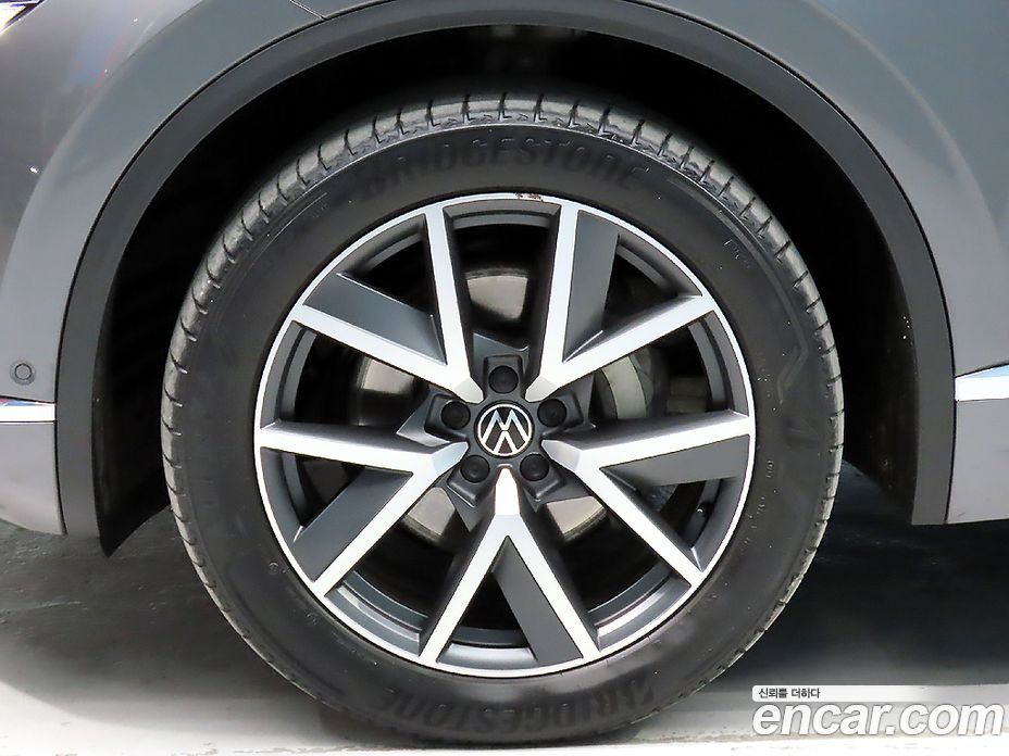 Volkswagen Touareg 3rd Gen фото 5