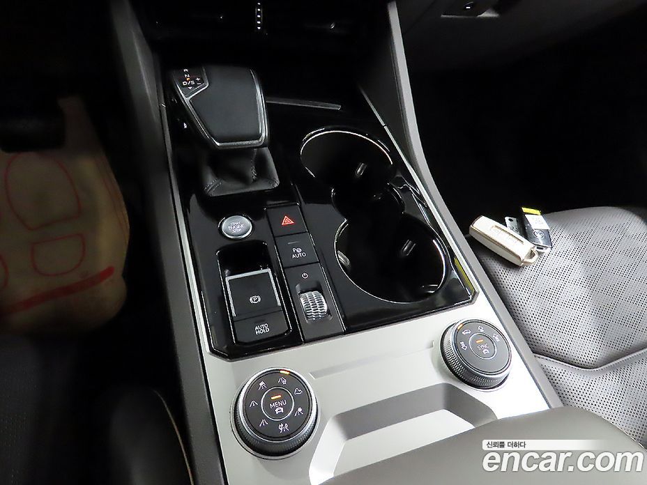 Volkswagen Touareg 3rd Gen фото 14