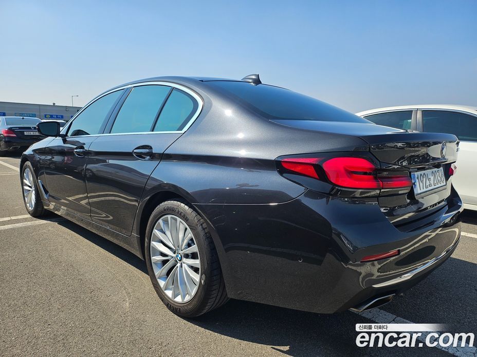 BMW 5-Series (G30) фото 18
