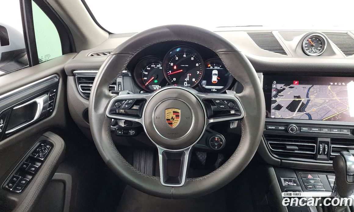 Porsche Macan фото 12
