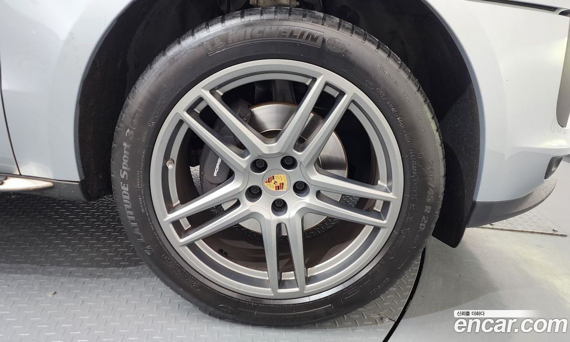Porsche Macan фото 21