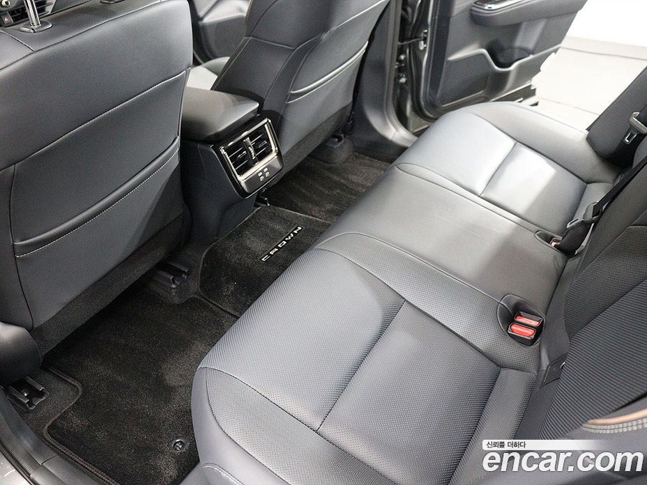 Toyota Crown Crossover фото 11