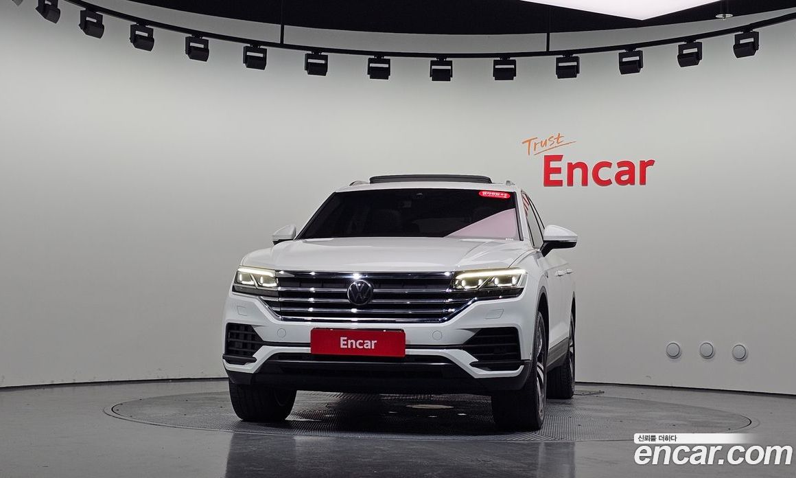 Volkswagen Touareg 3rd Gen фото 2