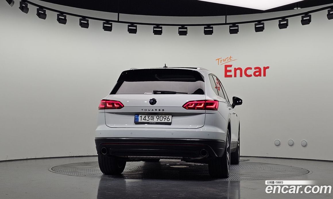 Volkswagen Touareg 3rd Gen фото 3