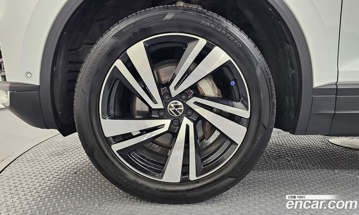 Volkswagen Touareg 3rd Gen фото 4
