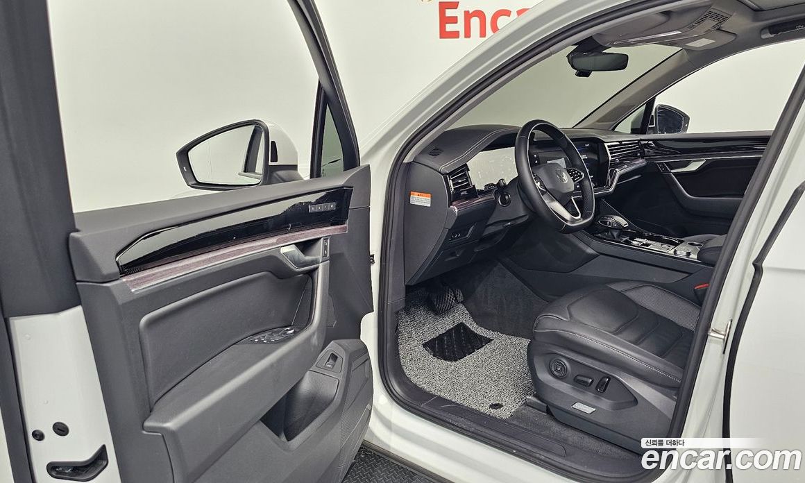 Volkswagen Touareg 3rd Gen фото 9