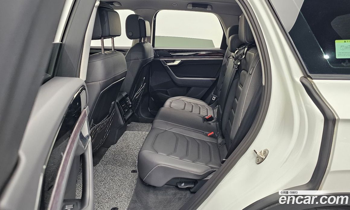 Volkswagen Touareg 3rd Gen фото 10