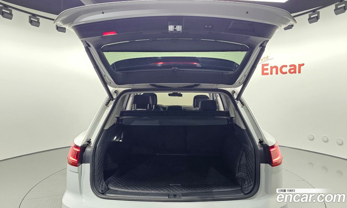 Volkswagen Touareg 3rd Gen фото 16