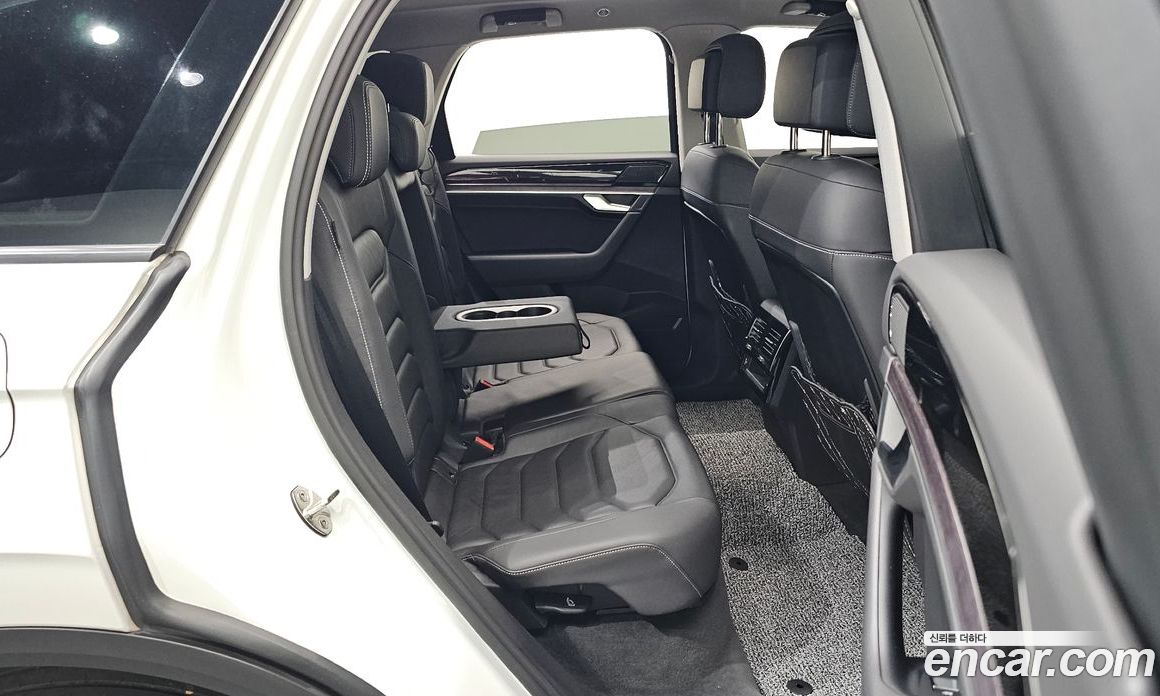 Volkswagen Touareg 3rd Gen фото 18