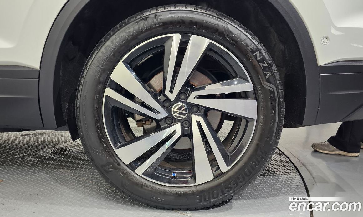 Volkswagen Touareg 3rd Gen фото 21