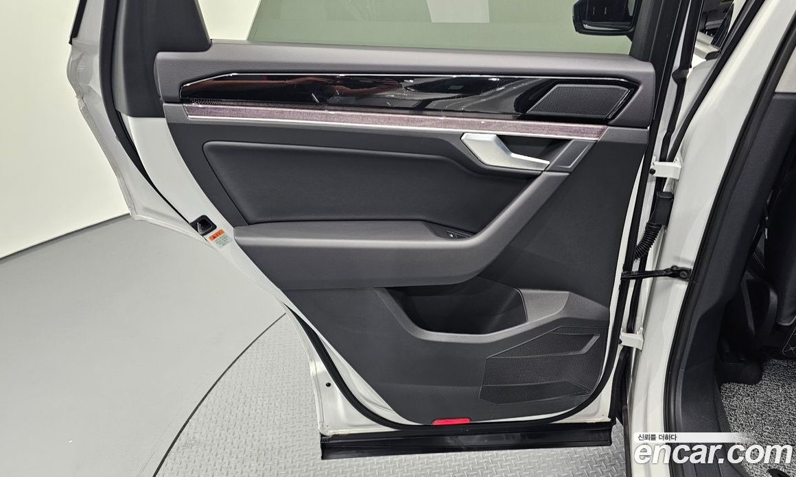Volkswagen Touareg 3rd Gen фото 25