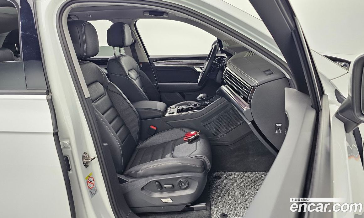Volkswagen Touareg 3rd Gen фото 26