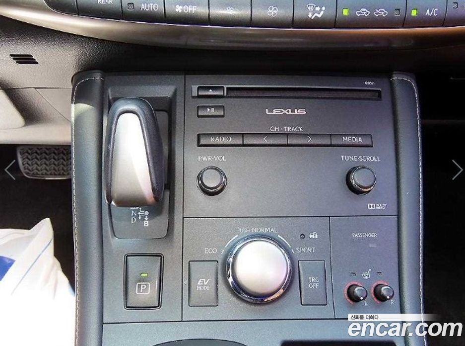 Lexus CT200h фото 10