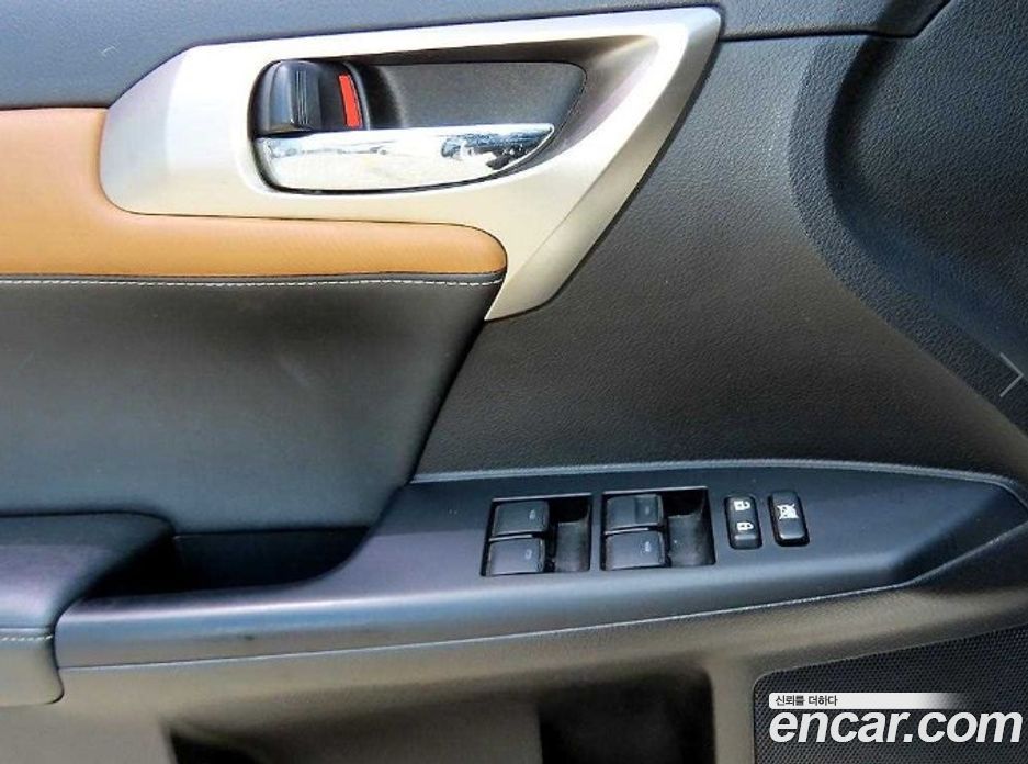 Lexus CT200h фото 11