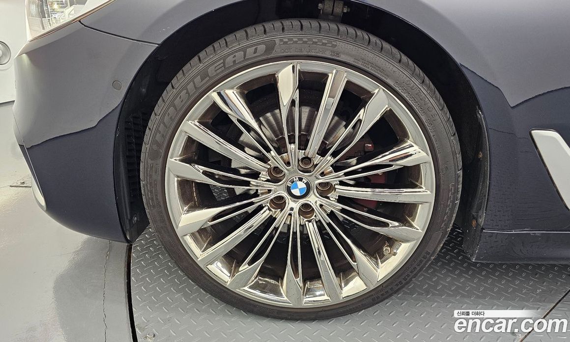 BMW 5-Series (G30) фото 4