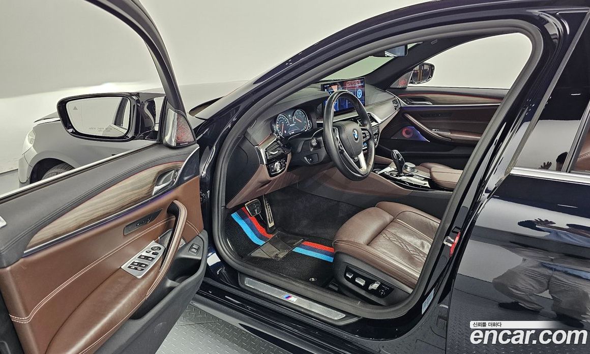 BMW 5-Series (G30) фото 9