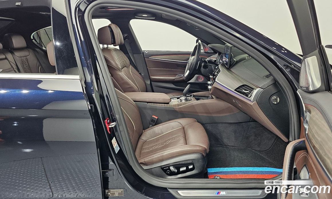 BMW 5-Series (G30) фото 10