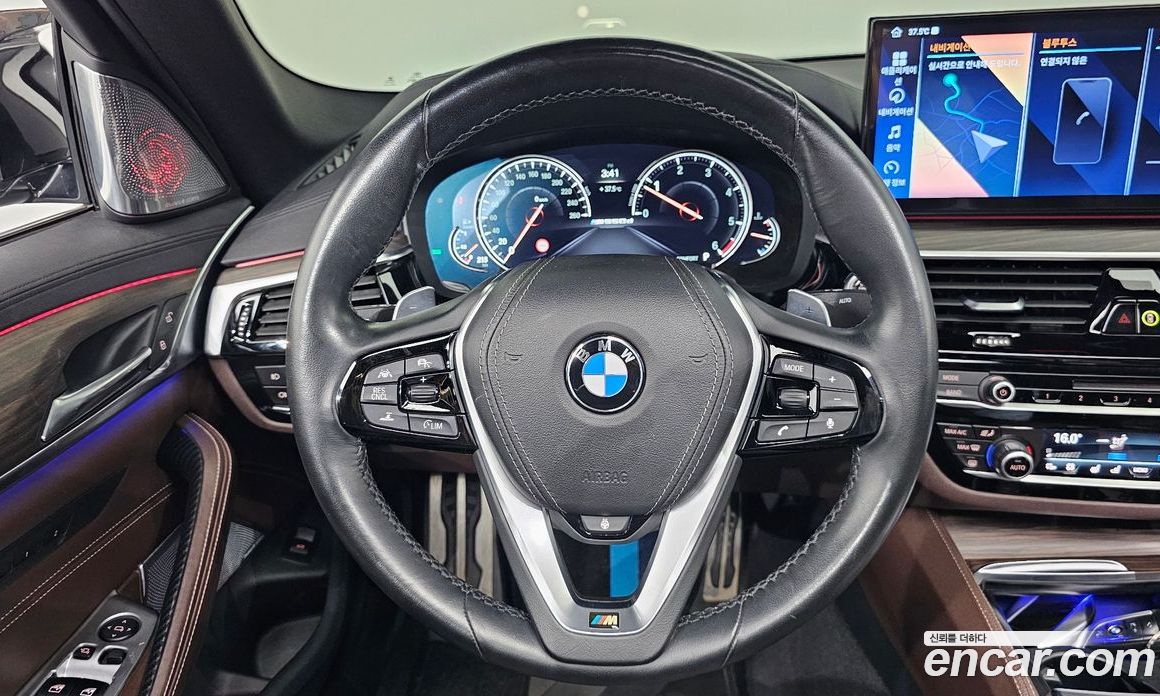 BMW 5-Series (G30) фото 12