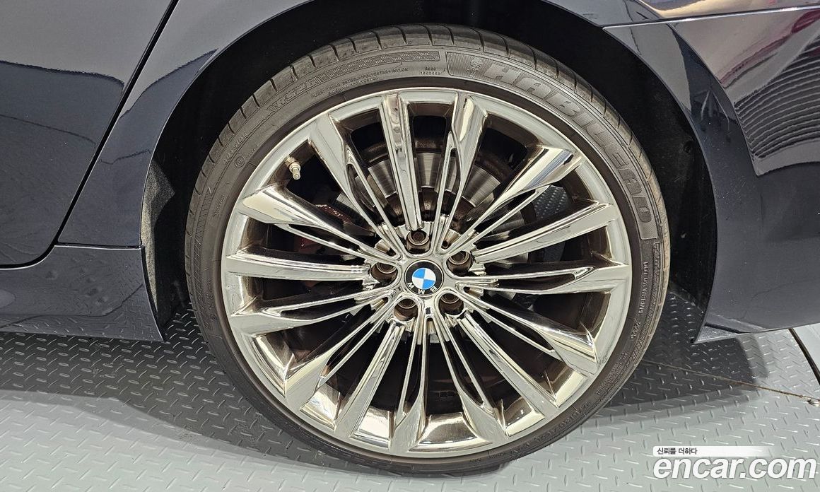 BMW 5-Series (G30) фото 21
