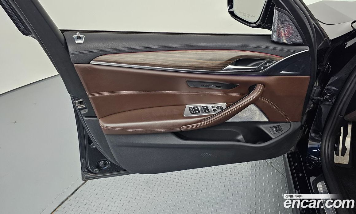 BMW 5-Series (G30) фото 24