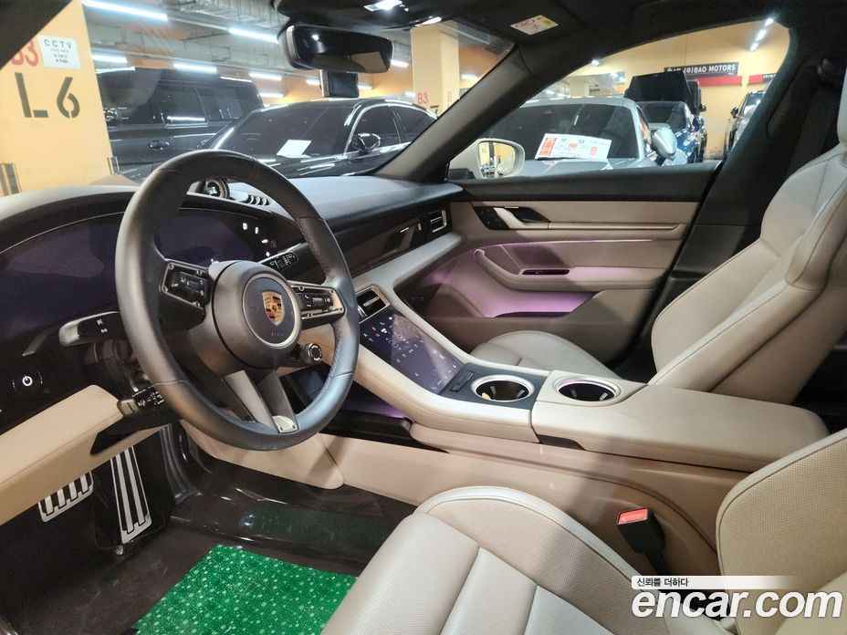 Porsche Taycan фото 15