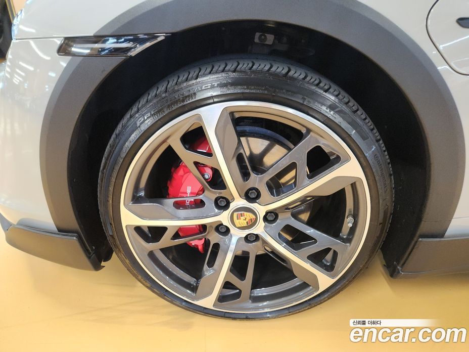 Porsche Taycan фото 19
