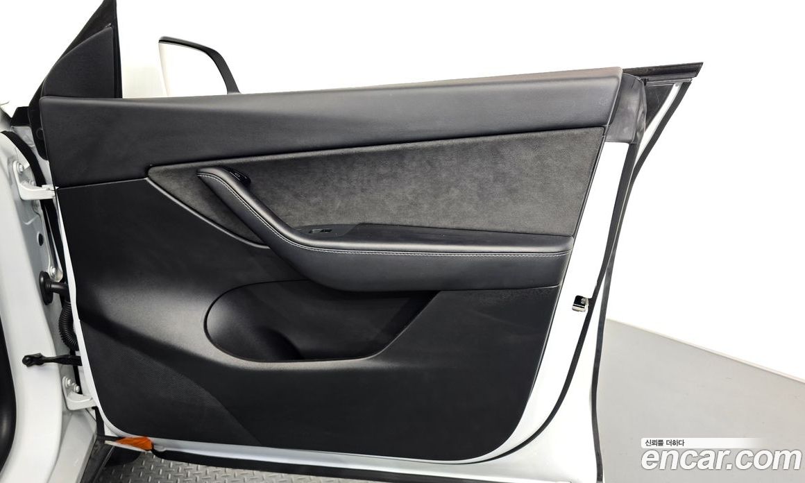 Tesla Model Y фото 24