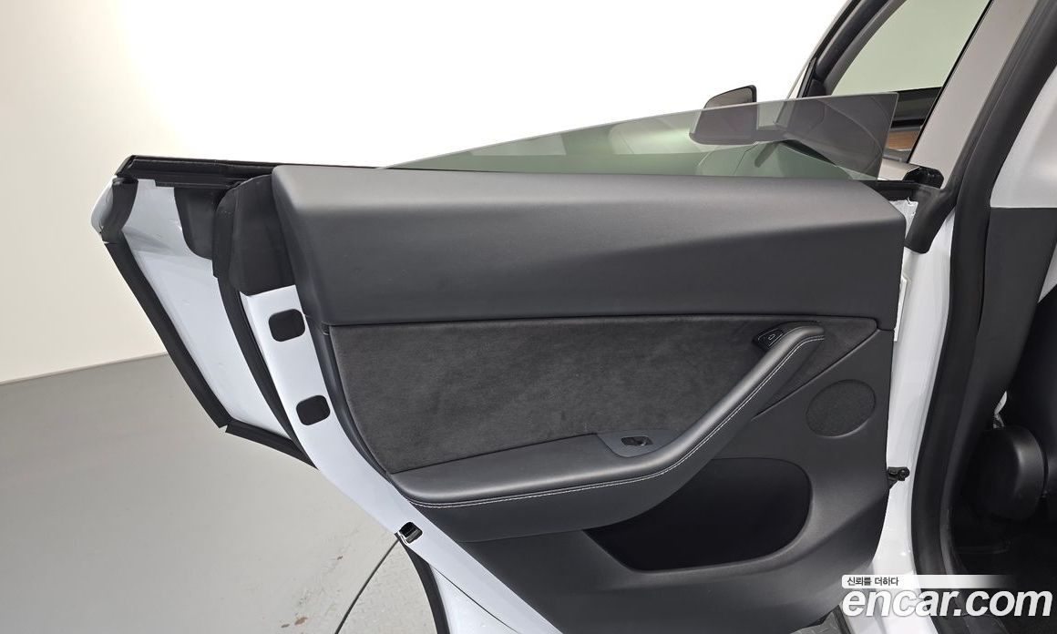 Tesla Model Y фото 25