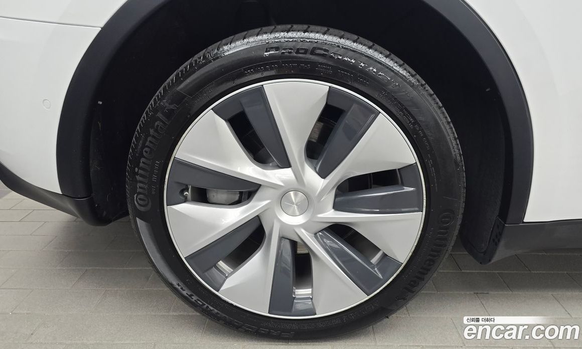 Tesla Model Y фото 5