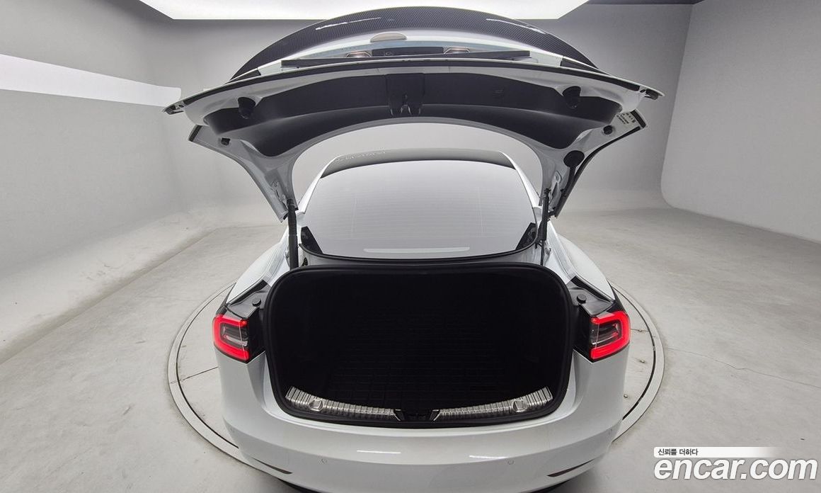 Tesla Model 3 фото 10