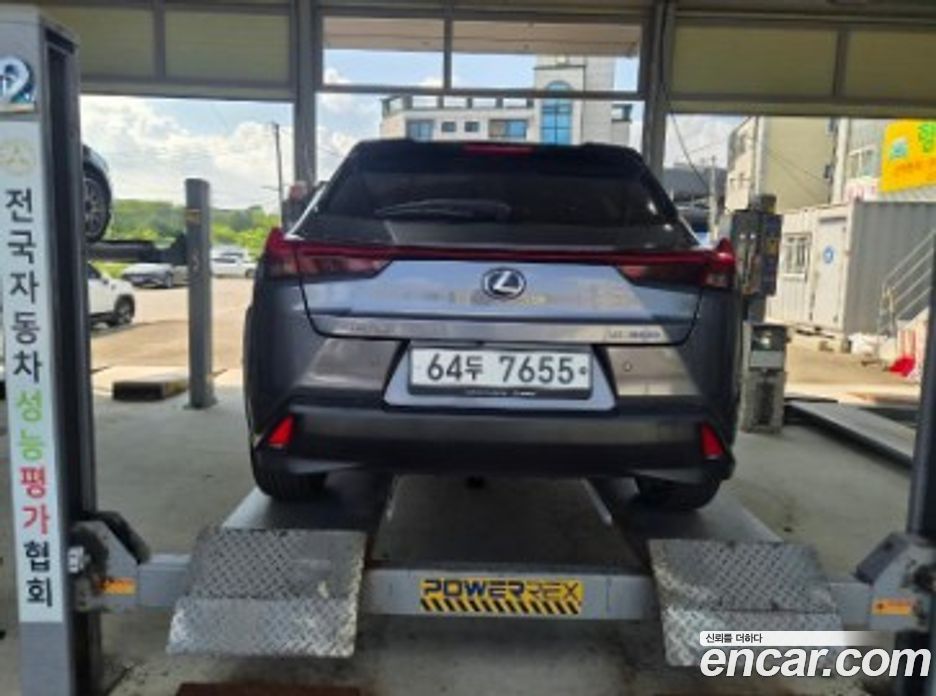 Lexus UX250h фото 2