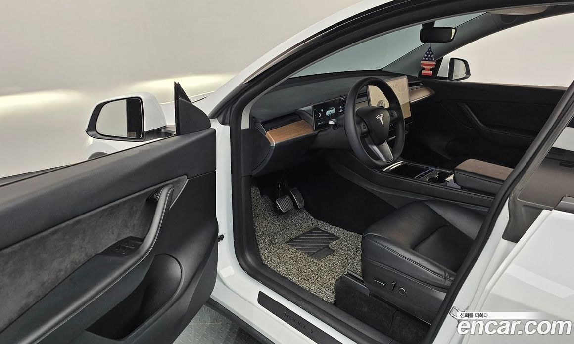 Tesla Model Y фото 10