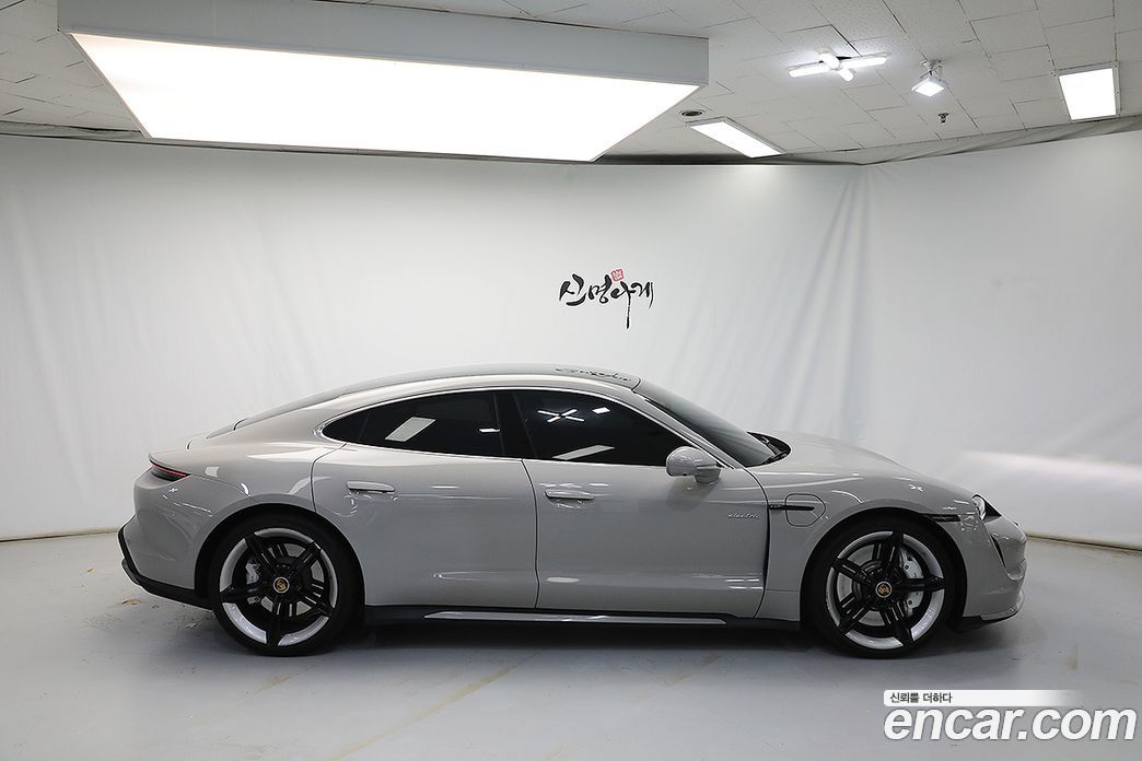 Porsche Taycan фото 5