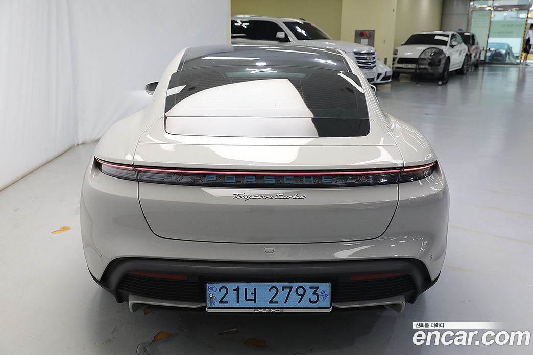 Porsche Taycan фото 6