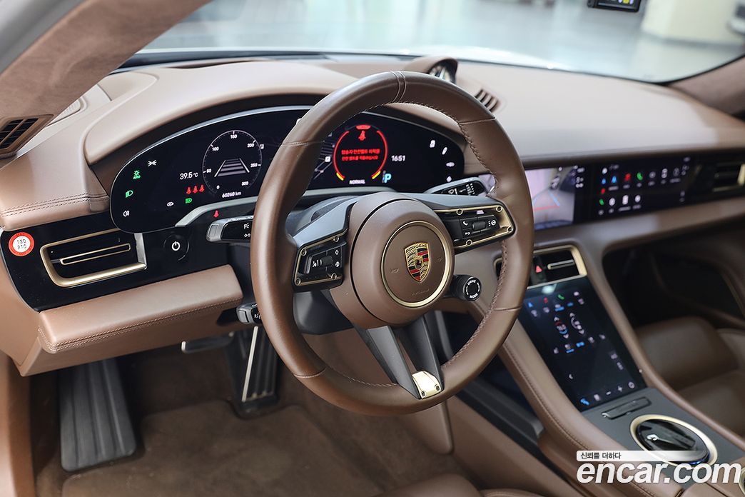 Porsche Taycan фото 11