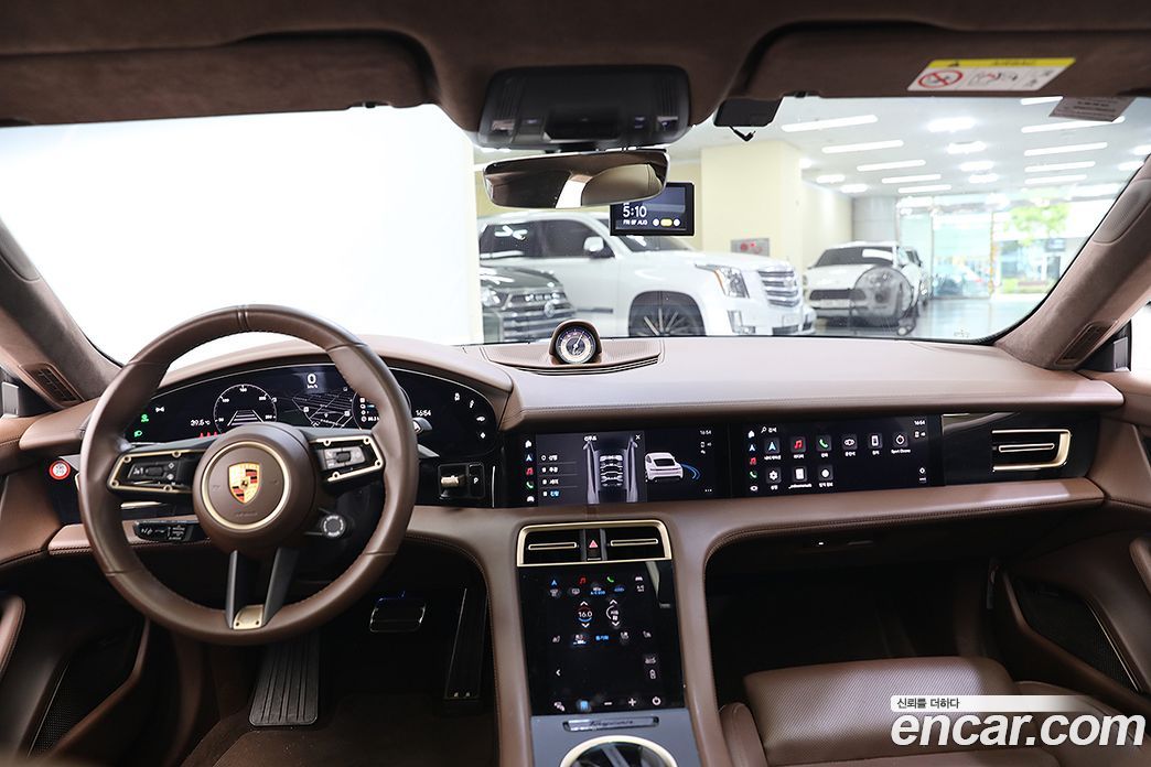 Porsche Taycan фото 17