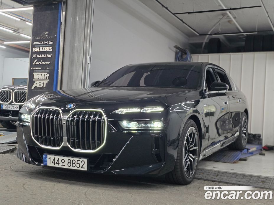 BMW 7-Series (G70) фото 3