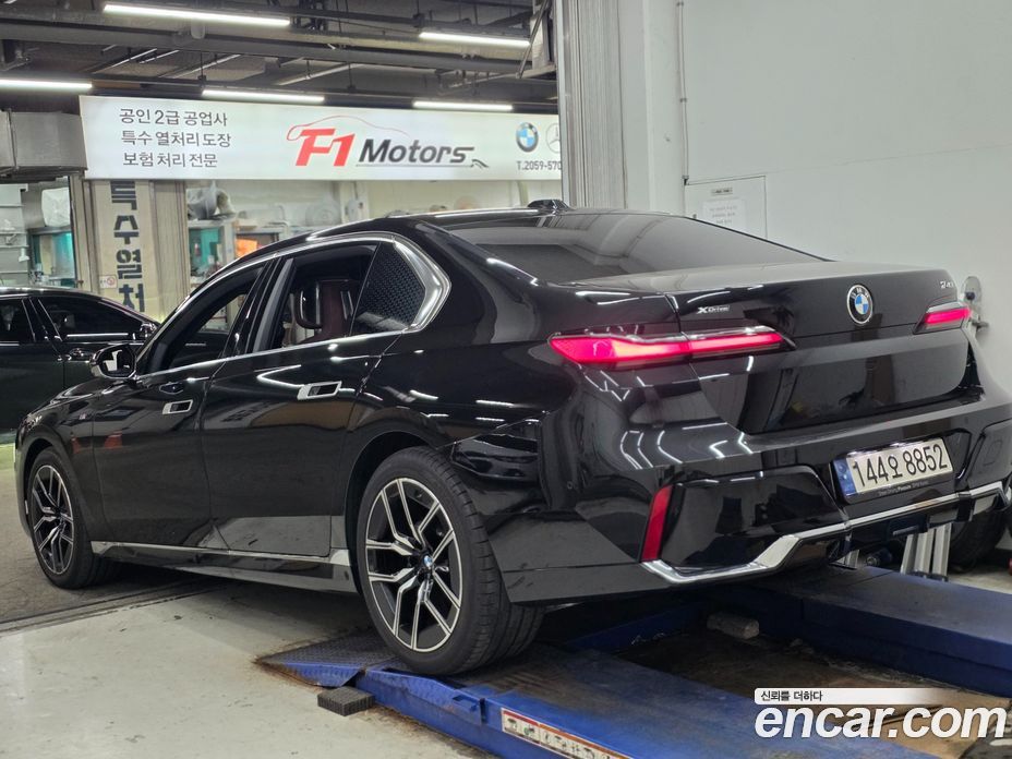 BMW 7-Series (G70) фото 6