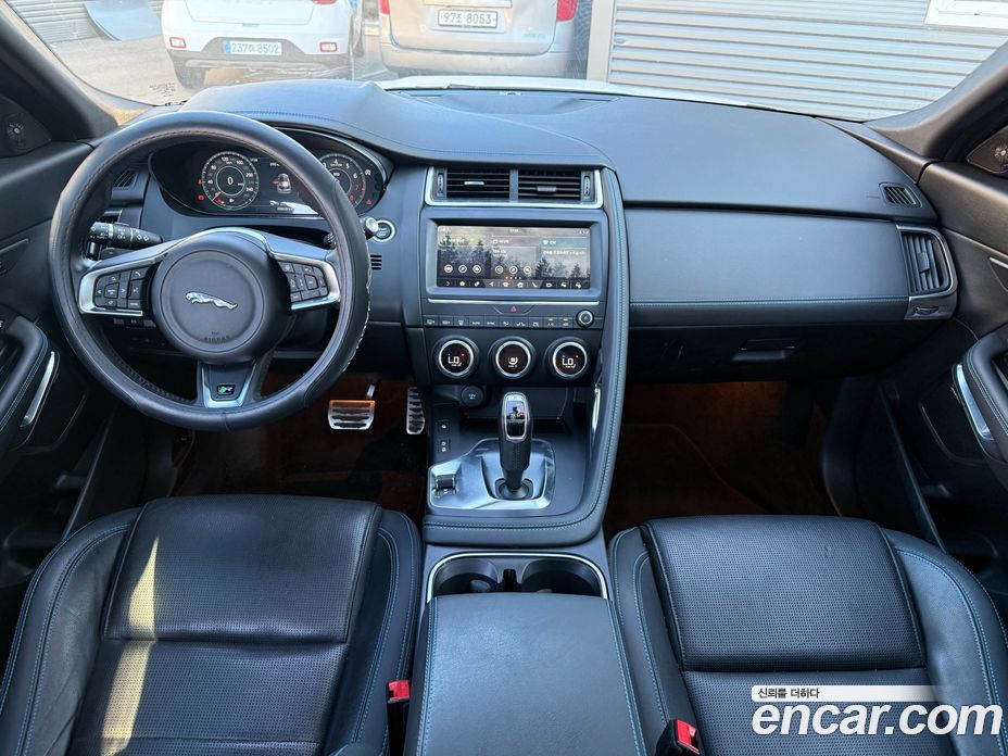 Jaguar E-PACE фото 5