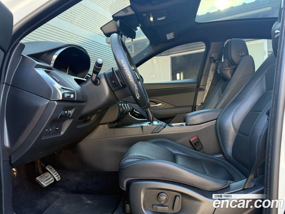 Jaguar E-PACE фото 8