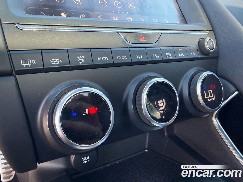 Jaguar E-PACE фото 12