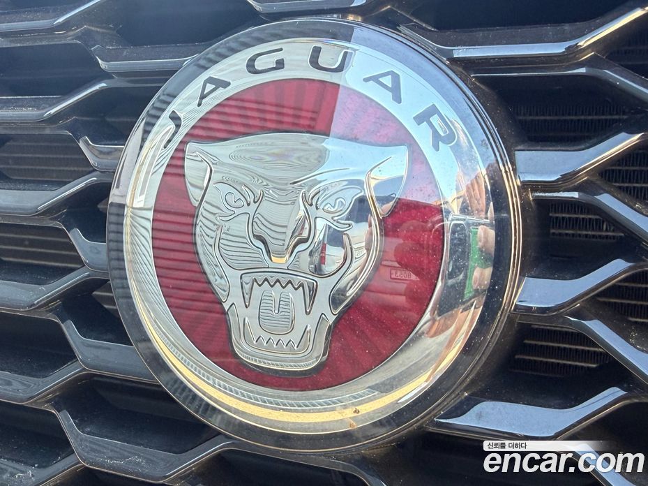 Jaguar E-PACE фото 16