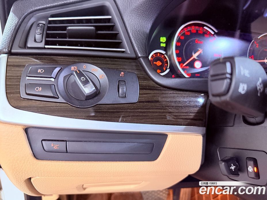 BMW 5-Series (F10) фото 19