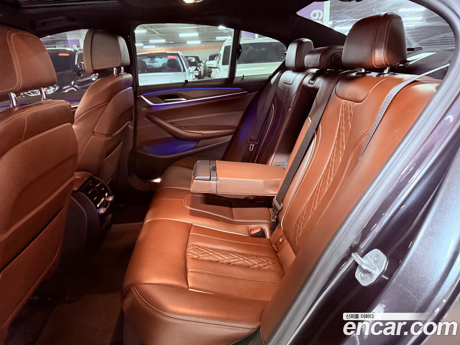 BMW 5-Series (G30) фото 11
