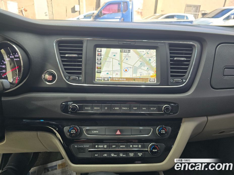Kia Carnival 3rd Gen фото 8