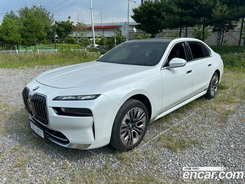 BMW 7-Series (G70) фото 2
