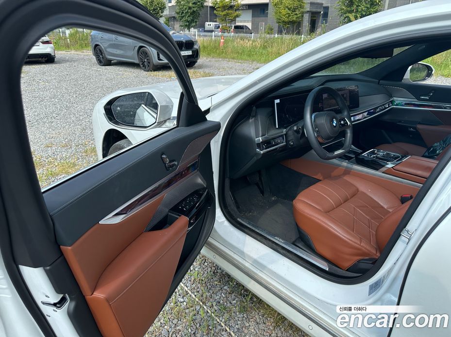 BMW 7-Series (G70) фото 5